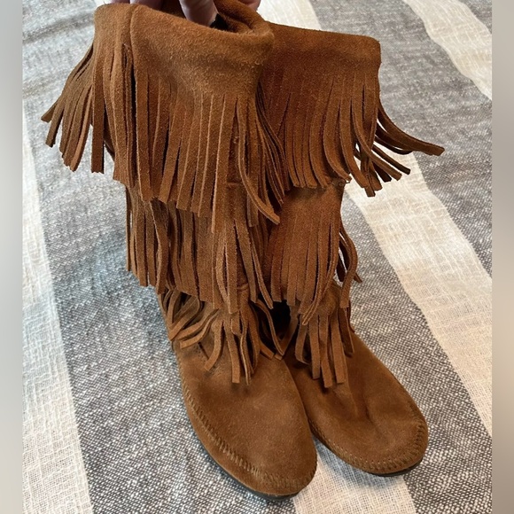 Minnetonka 3 layer Fringe Brown Suede Boots SZ 8 
Round Toe - Picture 1 of 6